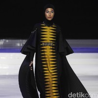 Fashion show koleksi busana muslim karya Norma Hauri yang mengangkat kain tenun Bali di ajang Jakarta Fashion & Food Festival 2019 di Hotel Harris. Kalapa Gading. Jakarta. [Senin 19/08/2019]. Foto: mohammad Abduh/Wolipop