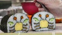Kebayang nggak betapa detailnya membuat sushi menggemaskan seperti ini. Pola kepiting dihadirkan di bagian dalam dengan pelengkap telur dan mentimun. Foto: Istimewa