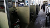 Tempat penampungan sementara (TPS) Pasar Blok A juga dijadikan untuk tempat parkir sepeda motor.