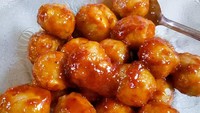 Pentol mercon yang satu ini tak terliht berlumur cabai, tapi saus merahnya cukup menggambarkan rasa. Saus yang kental dan banyak ini pasti punya rasa pedas manis.  Foto: instagram