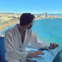 Influencer muda yang kerap berpose dengan pamer tumpukan uang ini berakhir di penjara. Pria bernama Wyatt Pasek rupanya memamerkan gaya hidup mewah dari uang hasil transaksi narkoba. Foto: Instagram