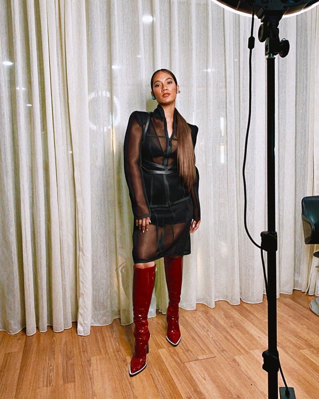 Di bawah arahan pengarah gaya Ivan Santoso, Tara Basro memadukan gaun Fendi dengan boots merah berbahan patent leather yang membuat penampilannya lebih menarik perhatian tanpa terkesan vulgar. Foto: Instagram/@tarabasro, @ivanteguhsantoso, @kieferlippens