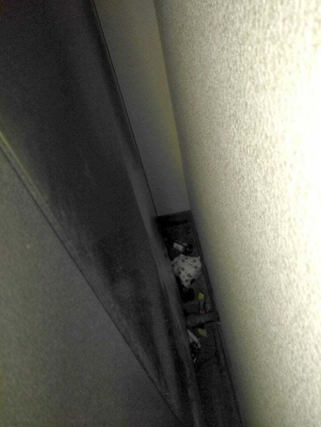 Seorang tamu hotel mencium bau kotoran saat akan mengambil es batu di mesin. Setelah dicari-cari, ternyata ada popok bayi yang sudah busuk terselip di antara mesin es batu dan tembok. Foto: Dok. BoredPanda