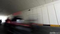Coretan vandalisme juga dibersihkan petugas sehingga kondisi underpass menjadi kinclong.