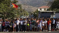 Warga menyaksikan peresmian Jembatan dan Taman BJ Habibie di kawasan Bidau Santana, Dili, Timor Leste, Kamis (29/08/2019).