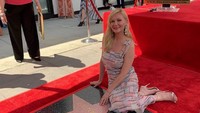Namun baru-baru ini ia mengunggah dirinya berpose di samping Hollywood Walk of Fame miliknya. Dok. Instagram/kirstendunst