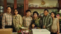 Kalau yang satu ini momen ketika Elza Syarief ketika mendapat surprise kue ulang tahun berdesain bunga cantik. Foto: Istimewa