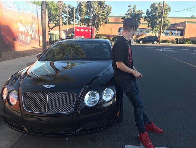 Selebgram berusia 22 tahun ini memamerkan tumpukan uang hampir di setiap postingan fotonya. Sementara Wyatt membual tentang strategi investasinya melalui kisah-kisah di Instagram, ia sebenarnya membuat kekayaannya dengan menjual pil palsu yang dibubuhi fentanil, obat golongan analgesik narkotik untuk anestesi umum. Foto: Instagram