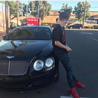 Selebgram berusia 22 tahun ini memamerkan tumpukan uang hampir di setiap postingan fotonya. Sementara Wyatt membual tentang strategi investasinya melalui kisah-kisah di Instagram, ia sebenarnya membuat kekayaannya dengan menjual pil palsu yang dibubuhi fentanil, obat golongan analgesik narkotik untuk anestesi umum. Foto: Instagram