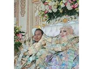 Viral Pengantin Berkalung dan Berpayung Uang, Jiwa Miskin Netizen Meronta