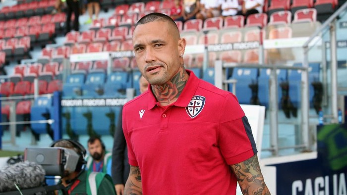 CAGLIARI, ITALY - AUGUST 25:  Radja Nainggolan of Cagliari looks on during the Serie A match between Cagliari Calcio and Brescia Calcio at Sardegna Arena on August 25, 2019 in Cagliari, Italy.  (Photo by Enrico Locci/Getty Images)