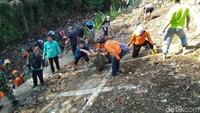 Terpantau, dalam mengangkut sampah di perairan Kalibaru, mereka memakai peralatan seadanya, yakni hanya dengan cangkul, keranjang, dan karung plastik. Tak tampak ada alat berat (ekskavator) di lokasi. Sampah-sampah di perairan tersebut kemudian diangkut petugas dengan memakai karung dari bawah ke atas. Terlihat pula, sebanyak empat truk diturunkan untuk mengangkut sampah-sampah dari pembersihan kali ini. (Foto: Sachril/detikcom)