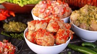 Waduh pentol pedas yang satu ini tampilannya menantang banget ya? Ada pentol dengan cabai merah, pentol sambal hijau dan pentol sambal matah. Pilih yang mana hayo? Foto: instagram