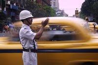 Unik! Polisi Ini Tilang Pemotor Tanpa Helm Pakai Permen