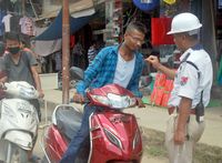 Unik! Polisi Ini Tilang Pemotor Tanpa Helm Pakai Permen