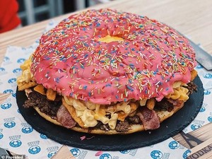 Nyamm! Burger Donat yang Manis Gurih Ini Harganya Rp 1,8 Juta!