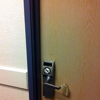 Sebuah kondom yang telah digunakan, digantungkan begitu saja di gagang pintu kamar hotel. Duh, yang benar saja... Foto: Dok. BoredPanda