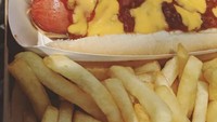 Menambahkan keju ke dalam sajian hotdog Anda akan menambah kelezatan tersendiri. Foto: Istimewa