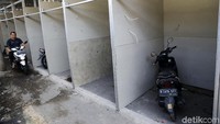 Warga melintas di depan kios TPS Pasar Blok A, Jakarta Selatan, Jumat (30/8/2019).