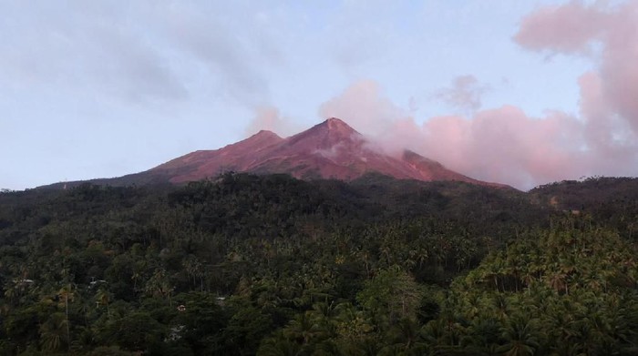 Status Gunung Karangetang di Sulut Naik Level II Waspada
