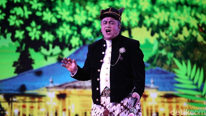 Gubernur Bank Indonesia Perry Warjiyo main ketoprak/Foto: Agung Pambudhy Gubernur Bank Indonesia Perry Warjiyo main ketoprak/Foto: Agung Pambudhy