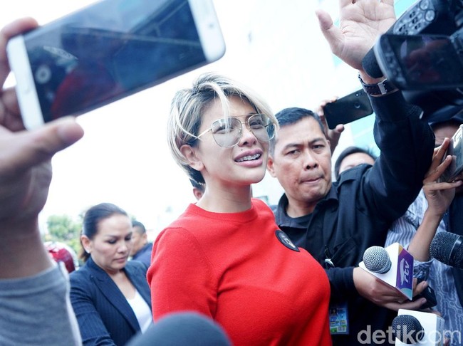 Nikita Mirzani Ngaku Pacari Berondong Bule dari Paris