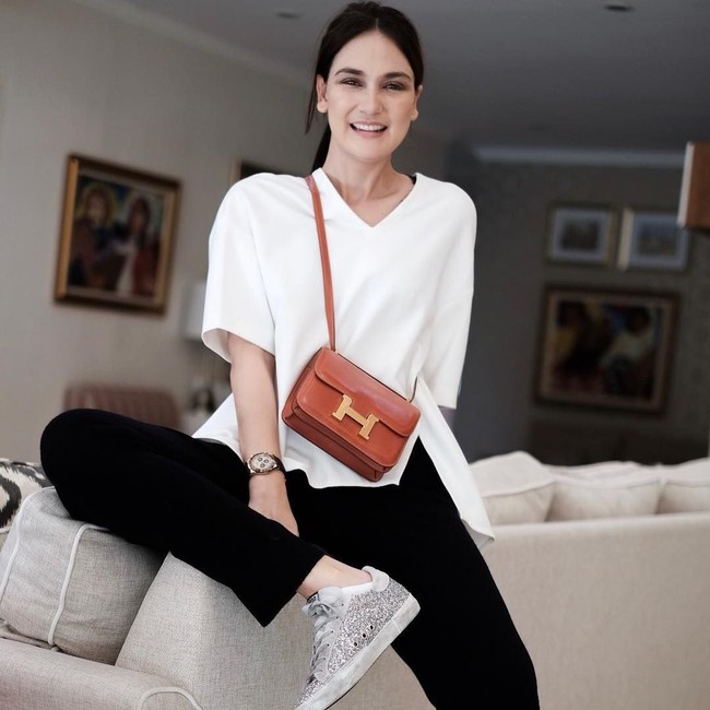 Luna kerap dipuji karena gaya fashionnya yang simple dan makeup yang natural. Terbukti, hanya pakai kaus dan celana hitam saja, kecantikan wanita kelahiran Denpasar itu tidak pudar.  Foto: Instagram @lunamya
