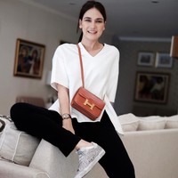 Luna kerap dipuji karena gaya fashionnya yang simple dan makeup yang natural. Terbukti, hanya pakai kaus dan celana hitam saja, kecantikan wanita kelahiran Denpasar itu tidak pudar.  Foto: Instagram @lunamya