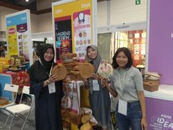 Bangkit dari Gempa Lombok, Wanita Ini Sukses Jualan Tas Rotan