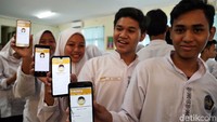 Setelah mengunduh aplikasi e-Skrining, para siswa di SMKN 2 Jakarta ini dapat melakukan pemeriksaan kesehatan yang laporan datanya dapat langsung diakses dari aplikasi tersebut.