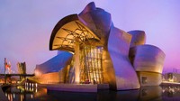 Letaknya di dalam museum Guggenheim, yang ada di kota Bilbao, Spanyol. Museum ini sendiri mengusung konsep modern dan seni kontemporer, yang pertama kali dibuka pada tahun 1997. Foto: Istimewa