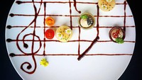 Chef Basti adalah seorang sous chef asal Jerman. Ia punya ketertarikan mengolah dan menyajikan makanan dengan tampilan yang tak biasa.  Foto: instagram @cook_basti1