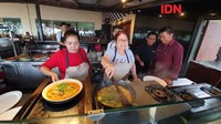 Yang satu ini momen Elza Syarif kala memerkan kebolehannya saat memasak. Foto: Istimewa