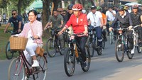 Ini kebersamaan Presiden Jokowi bersama Ibu Negara Iriana saat bersepeda di kawasan komplek Candi Borobudur, Magelang, Jawa Tengah, Jumat (30/8/2019).