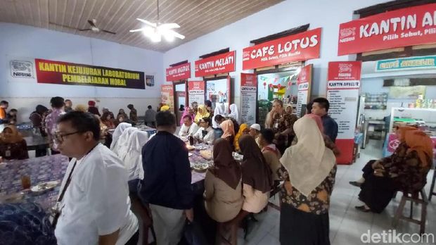 Reunian Menlu Retno di Semarang, Bertemu Guru SMA di Kantin Sekolah