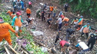 Potret Pulau Sampah di Kalibaru Dibersihkan