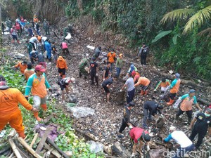 Tanpa Alat Berat, Pulau Sampah di Perairan Kalibaru Dibersihkan