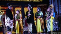 Selain itu ada juga Deputi Gubernur Senior BI Destry Damayanti yang ikut berperan sebagai salah satu tokoh Parampara, ditemani Ketua Dewan Komisioner Otoritas Jasa Keuangan (OJK) sebagai Parampara lainnya.