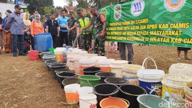 Cerita BPBD Ciamis Dikejar Warga Pakai Golok Saat Kirim Bantuan Air