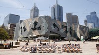 Kota paling aman tidak harus kaya, tapi peneliti mengakui bahwa kota-kota di negara-negara berkembang memang masih rendah skornya. Melbourne, Australia di posisi 10 dengan 87,3 poin (CNN)