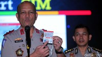 Kakorlantas Polri Irjen Refdi Andri menunjukan Smart SIM dalam jumpa pers di NTMC Polri, Jakarta Selatan, Jumat (30/8/2019).