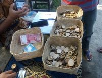 Jangan Kaget, Jajan di Pasar Ini Bayarnya Pakai Koin Kayu
