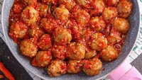 Penggila makanan pedas tak akan menolak kalau disuguhi pentol mercon yang satu ini. Sebenarnya pentol mercon bisa dibuat sendiri lho di rumah. Manfaatkan resep sambal andalan yang sudah jadi favorit di rumah.  Foto: instagram