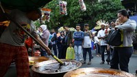 Warga menyaksikan proses pembuatan dodol Betawi.