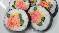 Sushi bentuk mawar ini tak hanya cantik tapi juga bernutrisi. Sebab sushi diracik dengan sayuran dan telur. Foto: Istimewa