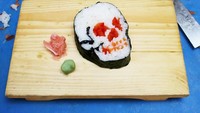 Nggak hanya yang lucu-lucu, sushi juga dibuat dalam bentuk menyeramkan. Seperti bentuk tengkorak ini yang dilengkap gigi berbahan sayuran. Foto: Istimewa