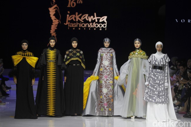 Fashion show koleksi busana muslim karya Norma Hauri yang mengangkat kain tenun Bali di ajang Jakarta Fashion & Food Festival 2019 di Hotel Harris. Kalapa Gading. Jakarta. [Senin 19/08/2019]. Foto: mohammad Abduh/Wolipop