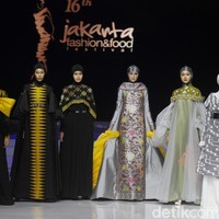 Fashion show koleksi busana muslim karya Norma Hauri yang mengangkat kain tenun Bali di ajang Jakarta Fashion & Food Festival 2019 di Hotel Harris. Kalapa Gading. Jakarta. [Senin 19/08/2019]. Foto: mohammad Abduh/Wolipop