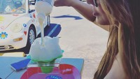 Yummy! Berkunjung ke Hawaii, Sofia tak melewatkan semangkuk es krim dengan tambahan susu. Wah segarnya! Foto: instagram @sofiavergara