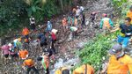 Potret Pulau Sampah di Kalibaru Dibersihkan